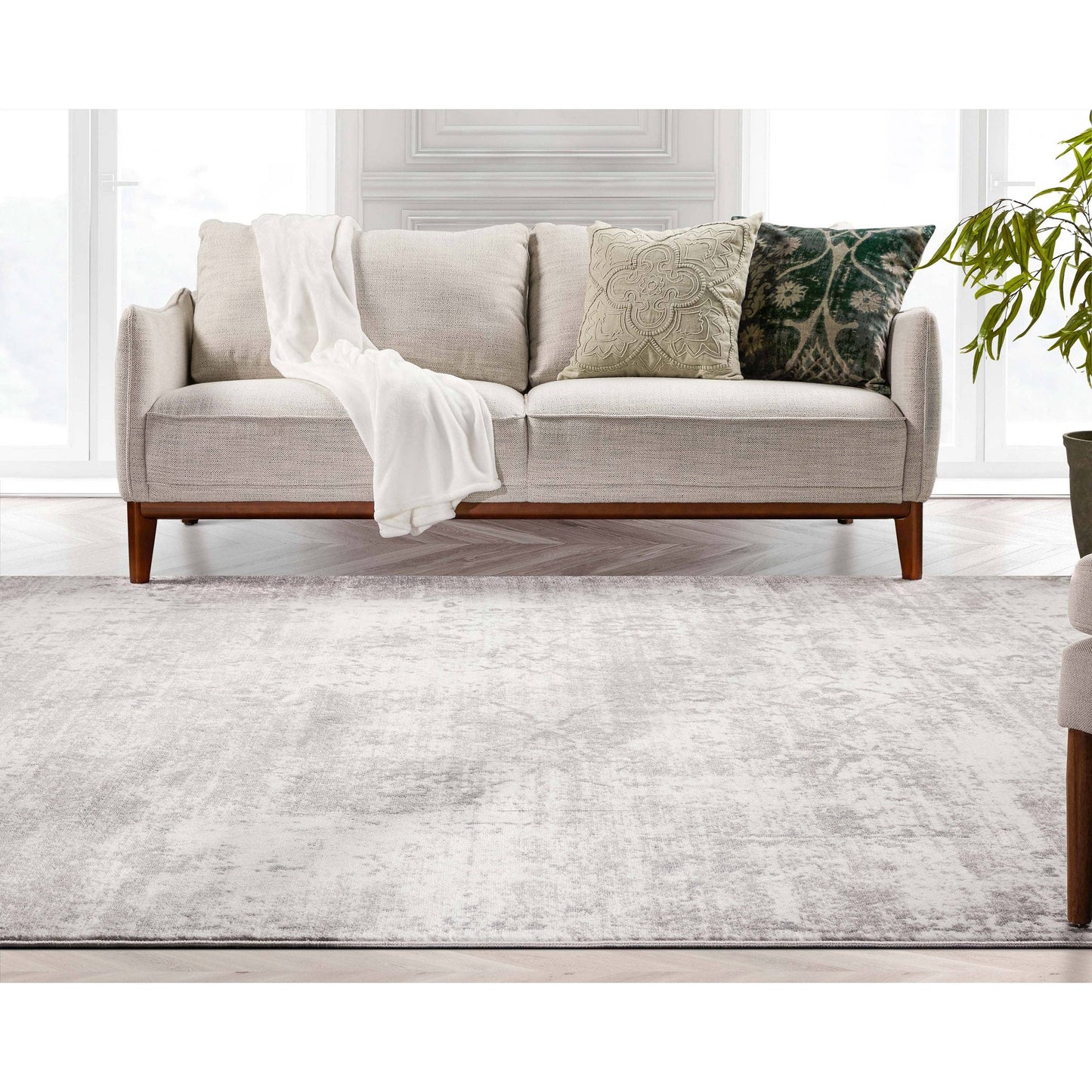 Thiva Vintage Oriental Floral Pattern Ivory Rug: 5'3" x 7'3"