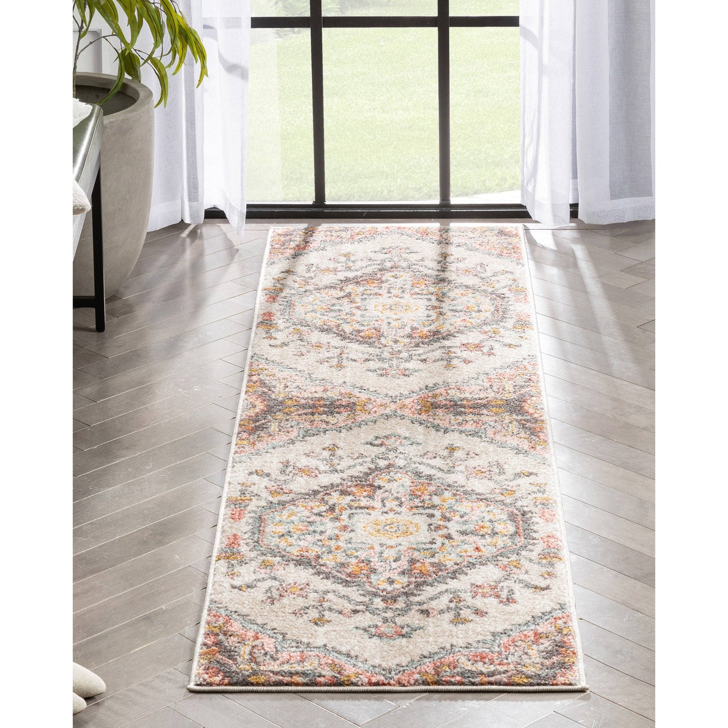 Gwendolyn Blush Bohemian Oriental Medallion Rug: 5'3" x 7'3"
