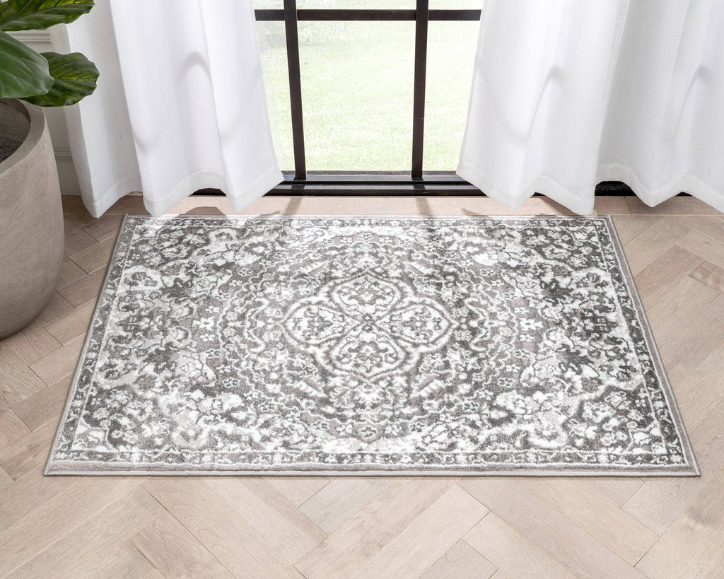 Granada Transitional Oriental Medallion Pattern Grey Rug: 5'3" x 7'3"