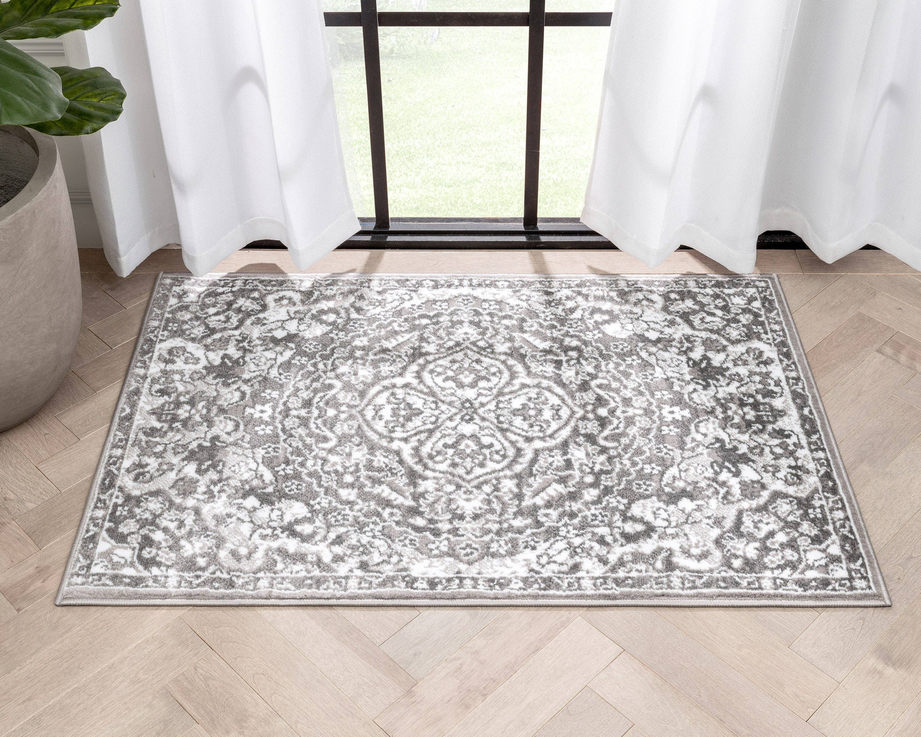 Granada Transitional Oriental Medallion Pattern Grey Rug: 5'3" x 7'3"