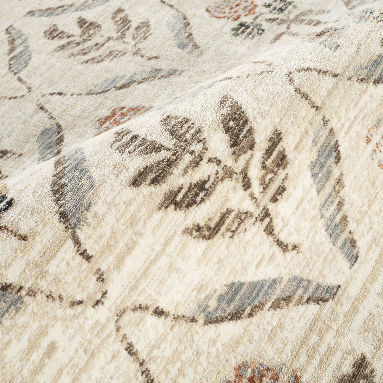 Alara Traditional Cream Vintage Floral Area Rug: 5'3" x 7'10"