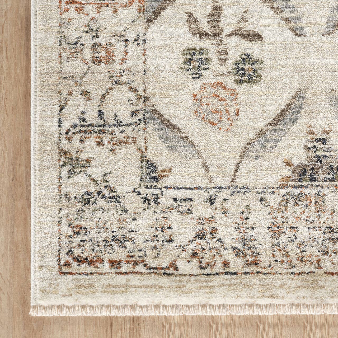 Alara Traditional Cream Vintage Floral Area Rug: 5'3" x 7'10"