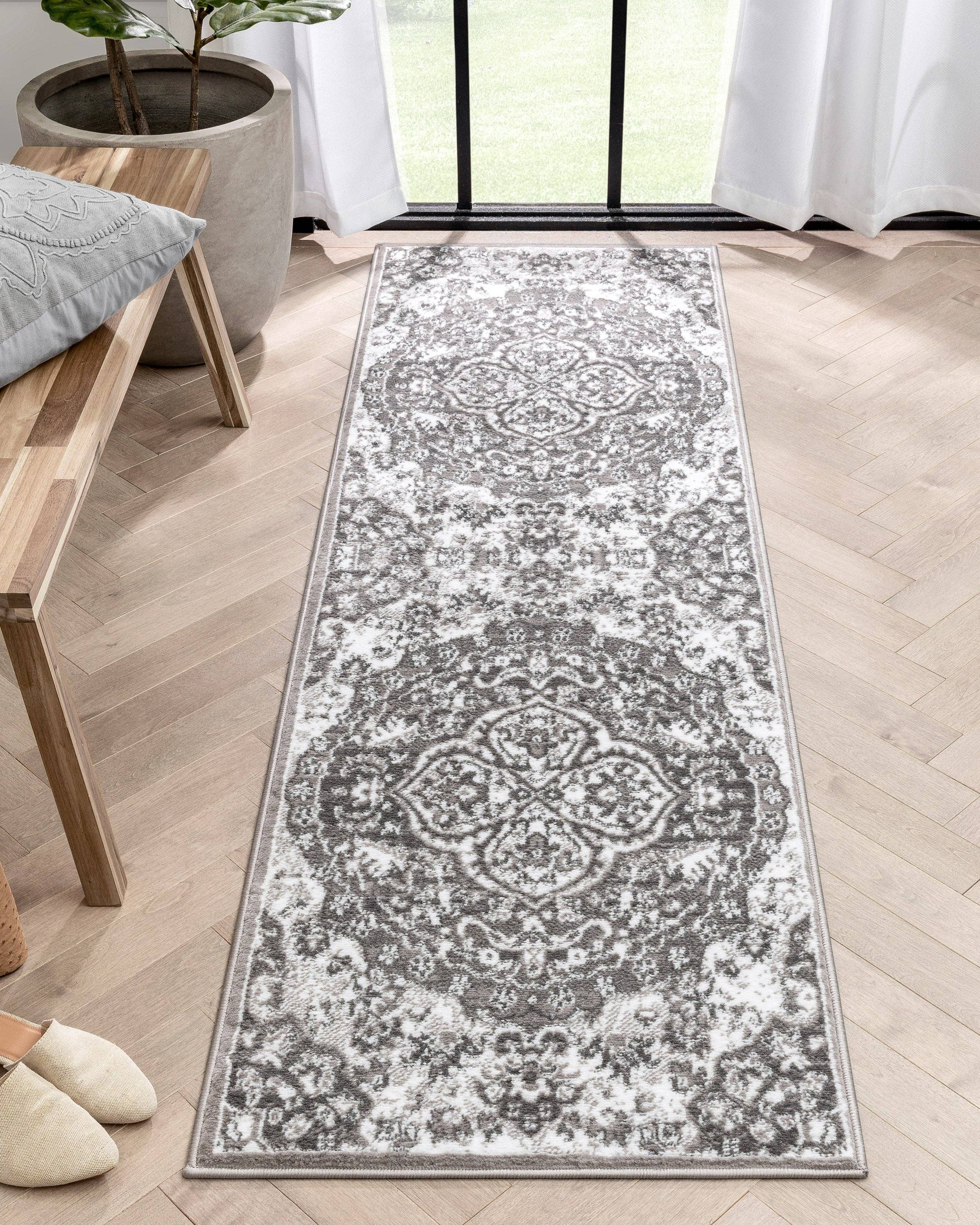 Granada Transitional Oriental Medallion Pattern Grey Rug: 5'3" x 7'3"