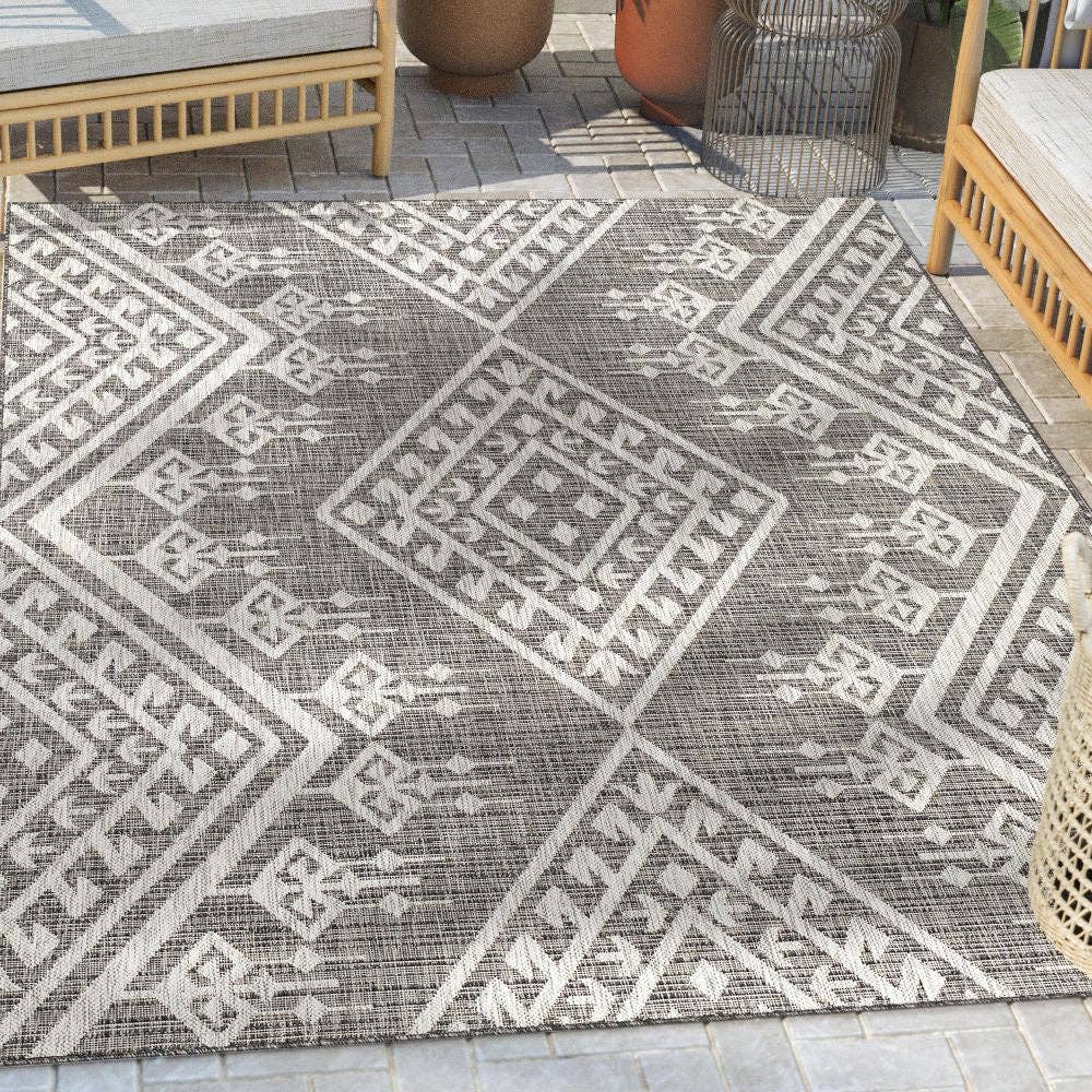 Cascade Tribal Diamond Black Indoor/Outdoor Rug: 5'3" x 7'3"