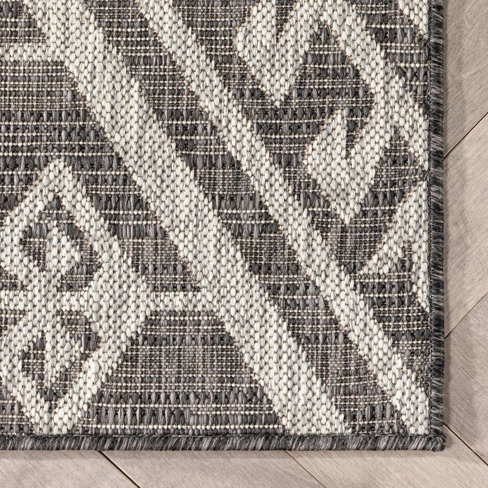 Cascade Tribal Diamond Black Indoor/Outdoor Rug: 5'3" x 7'3"