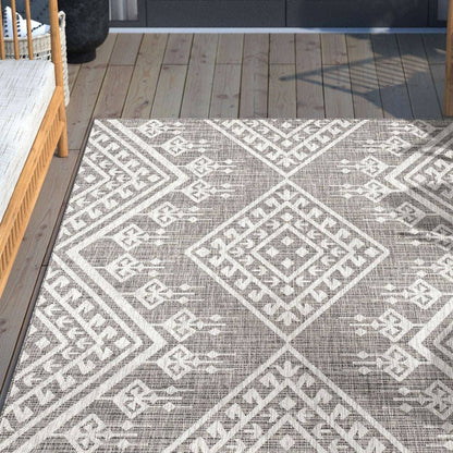 Cascade Tribal Diamond Black Indoor/Outdoor Rug: 5'3" x 7'3"